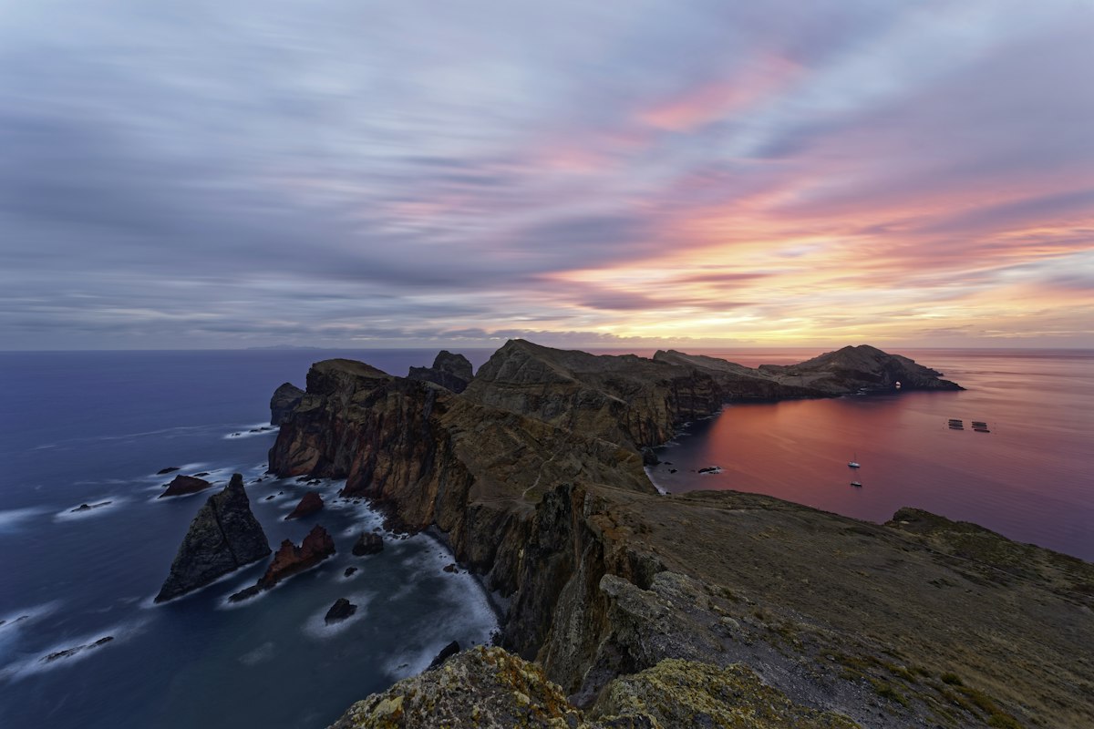 Madeira mägine rannik päikesetõusul